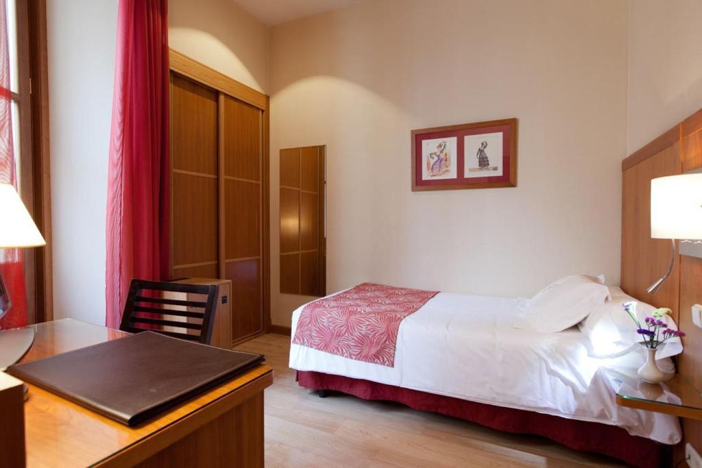 Ateneo Puerta Del Sol Мадрид Номер фото
